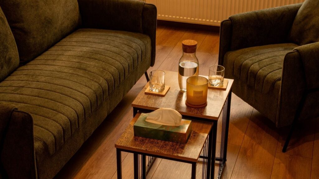 Stolik z wodą, świecą i chusteczkami w gabinecie